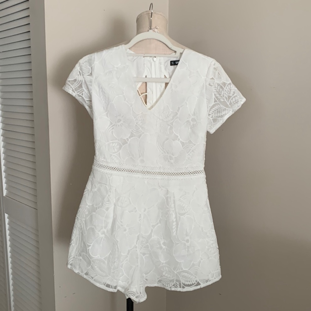 SHEIN White Embroidered Floral Open Back V-Neck Romper Size M- Like New
